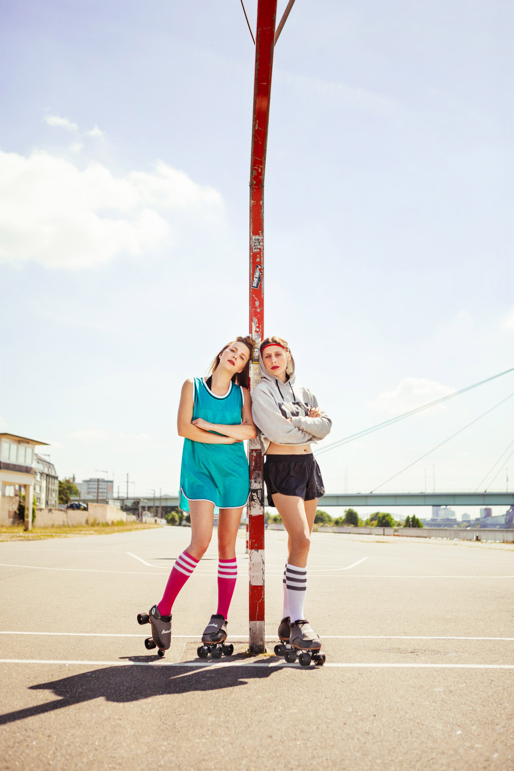 brainwheelz roller skates rollschuhe zwei frauen auf boden sitzend unter deutzer brücke