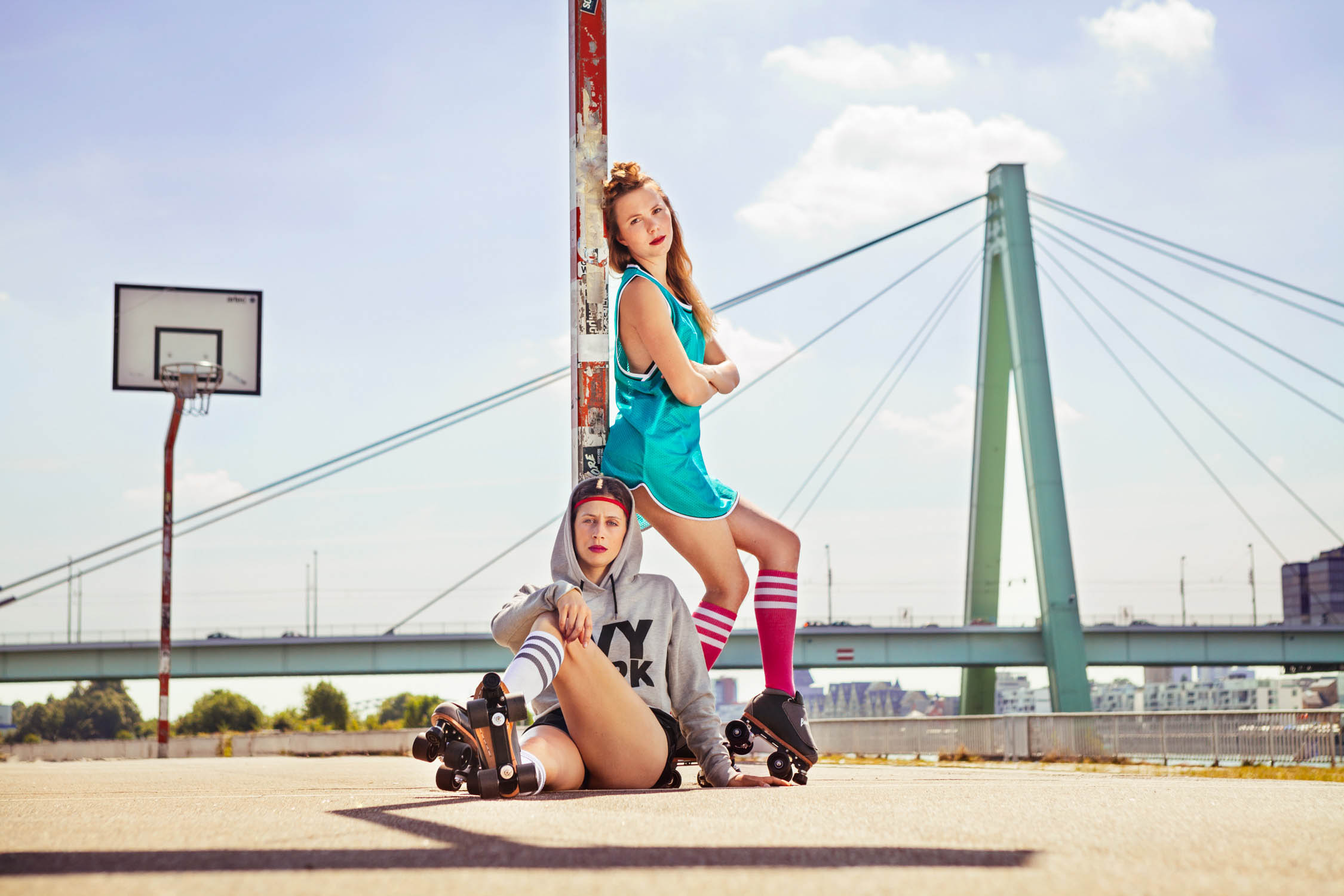 brainwheelz roller skates rollschuhe zwei frauen auf boden sitzend unter deutzer brücke