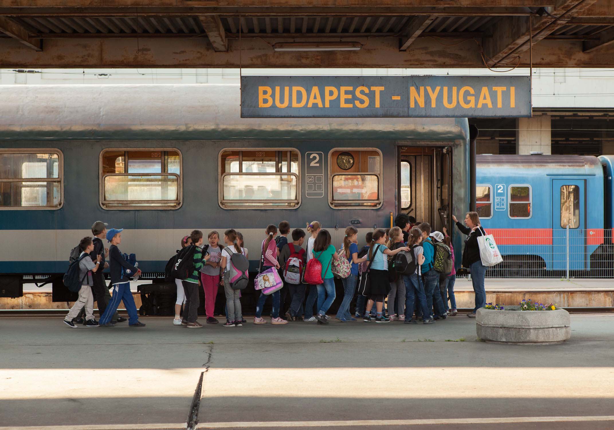 budapest nyugati pu kinder gruppe einsteigen westbahnhof ungarn bahnhof reisen zugfahren Jörn Strojny