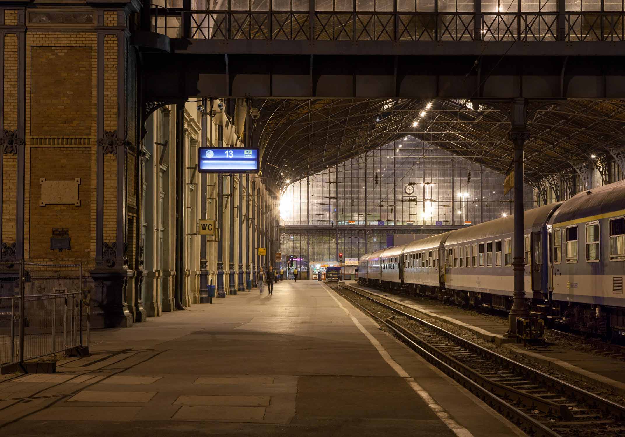 budapest nyugati pu nacht gleis 13 bahnsteig leere ruhe braun westbahnhof ungarn bahnhof reisen zugfahren Jörn Strojny