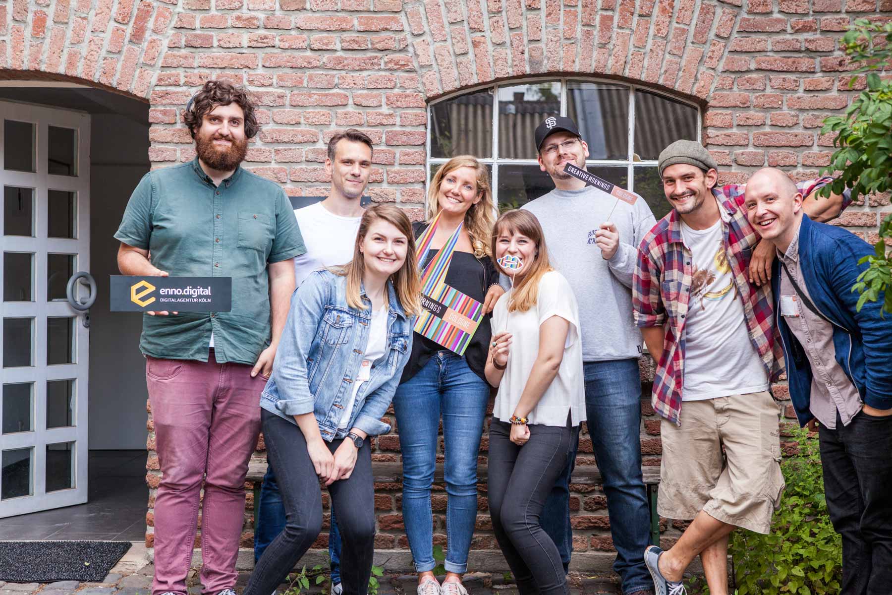 creative mornings köln vortrag frühstück enno digital ulli Killberth gruppenfoto gruppenbild lachend team schild dom jörn strojny