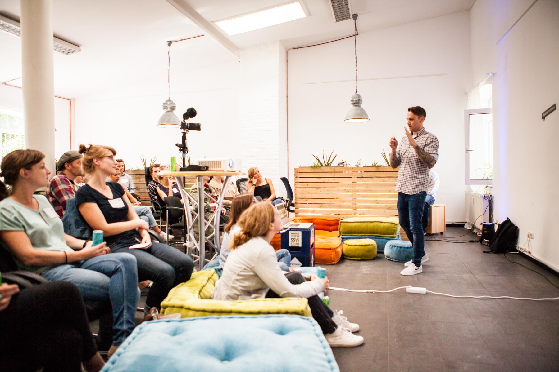 creative mornings köln vortrag frühstück enno digital zuschauer sitzend ulli Killberth vortragender geste sprechen ohne schule jörn strojny