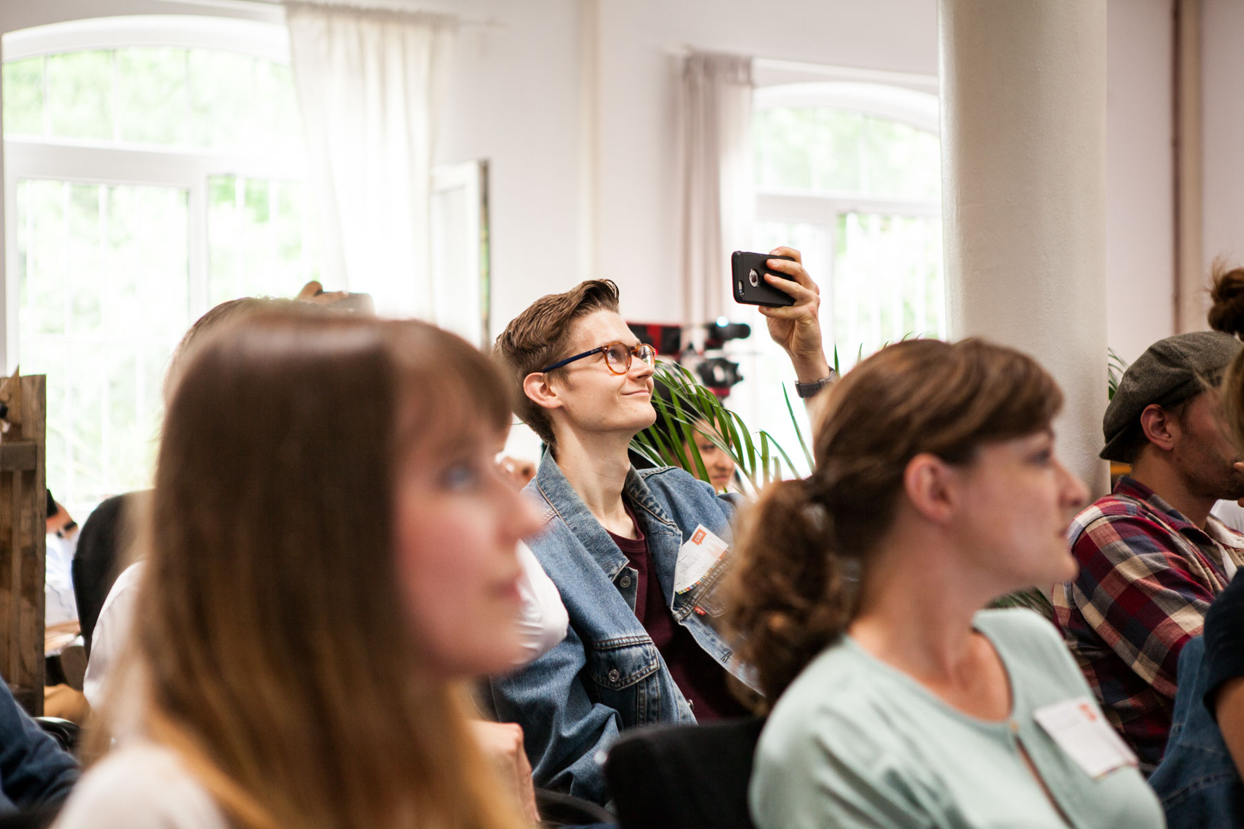 creative mornings köln vortrag frühstück enno digital zuschauer sitzend ulli Killberth zuschauer handyfoto lachen lachend ohne schule jörn strojny