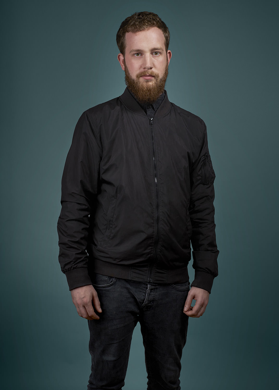 Vincent Brinkmann new media artist 3D druck drucker kunst Künstler Portrait Künstlerportrait grün blau Hintergrund Studio Jörn Strojny