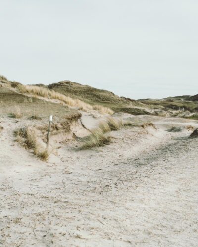 egmond aan zee schild berge hügel landschaft dünen sand himmel niederlande urlaub