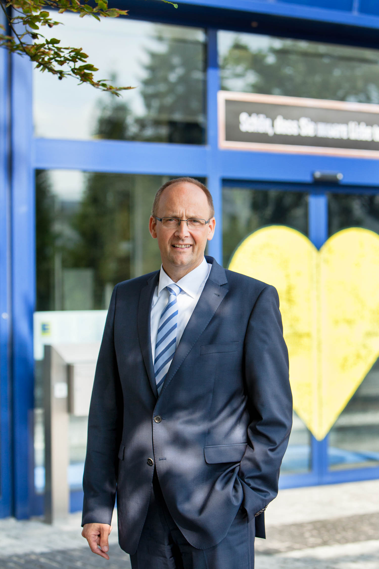 edeka minden hannver mark rosenkranz vorstandssprecher hand hosentasche stehend gespräch portrait zentrale gelbes herz zentrale interview lebensmittelpraxis jörn strojny