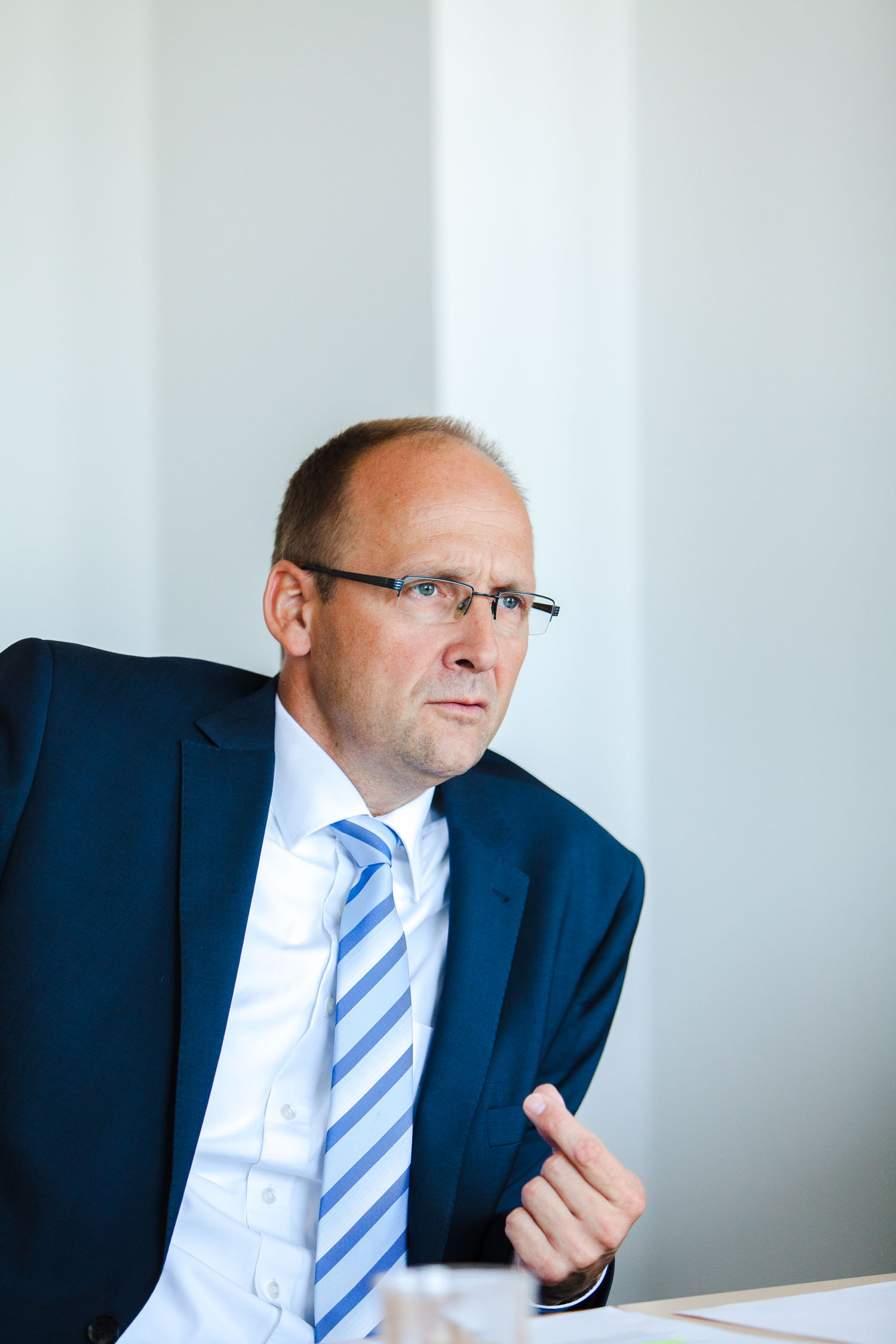 edeka minden hannver mark rosenkranz vorstandssprecher gespräch portrait zentrale gelbes gestik gestikulierend herz zentrale interview lebensmittelpraxis jörn strojny