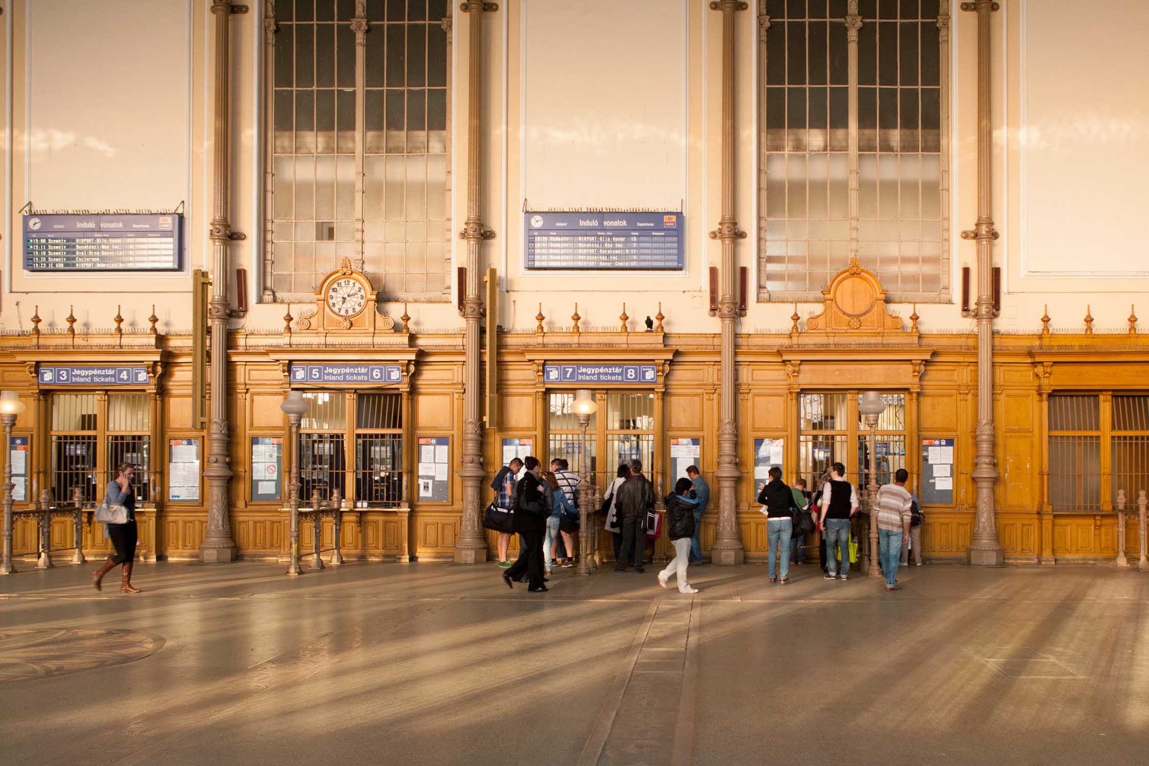 budapest nyugati pu schalterhalle tickets fahrtkarten gold gelb westbahnhof ungarn bahnhof reisen zugfahren Jörn Strojny