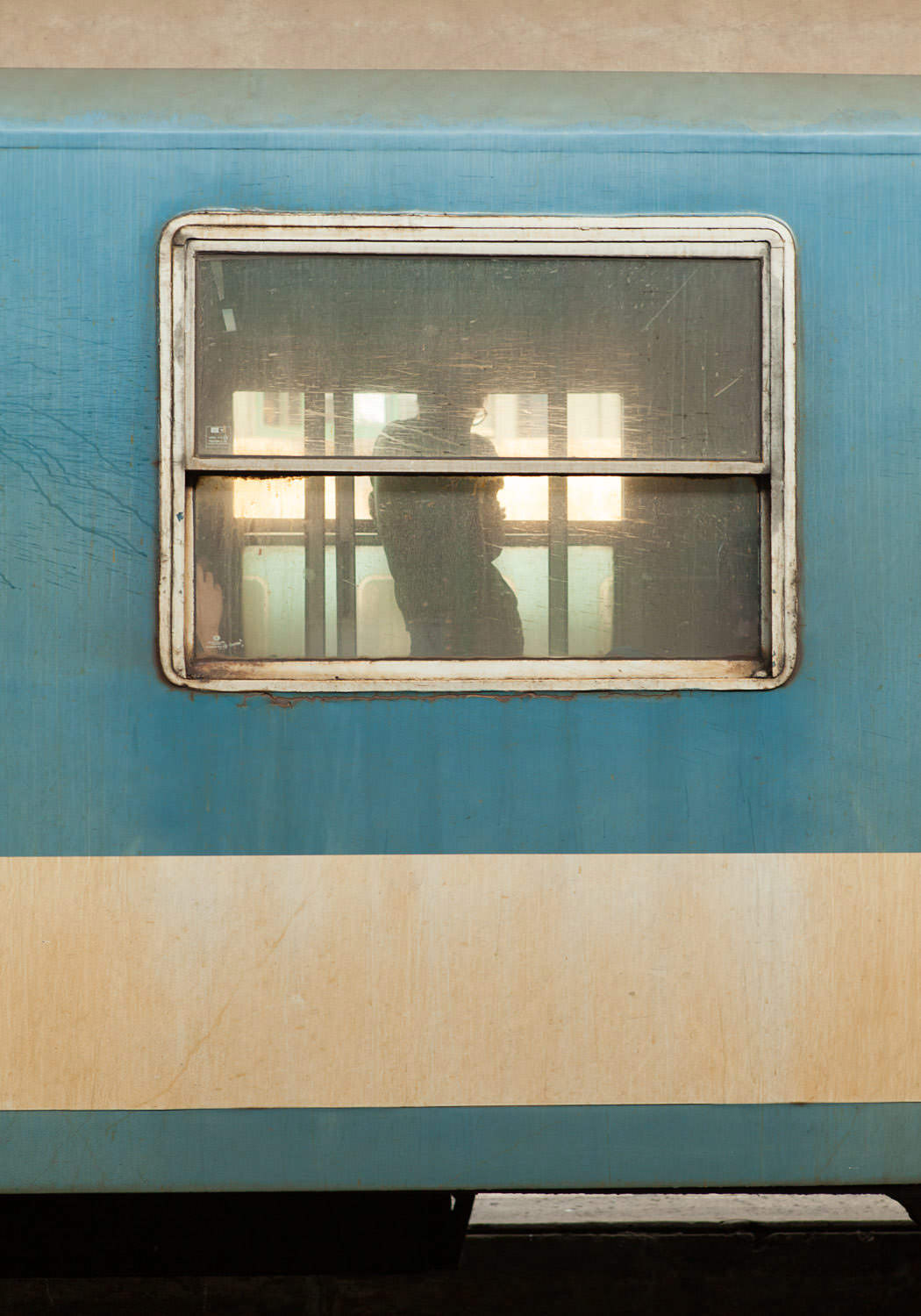 budapest nyugati pu westbahnhof wagon blau grün mann silhouette s form ungarn bahnhof reisen zugfahren Jörn Strojny