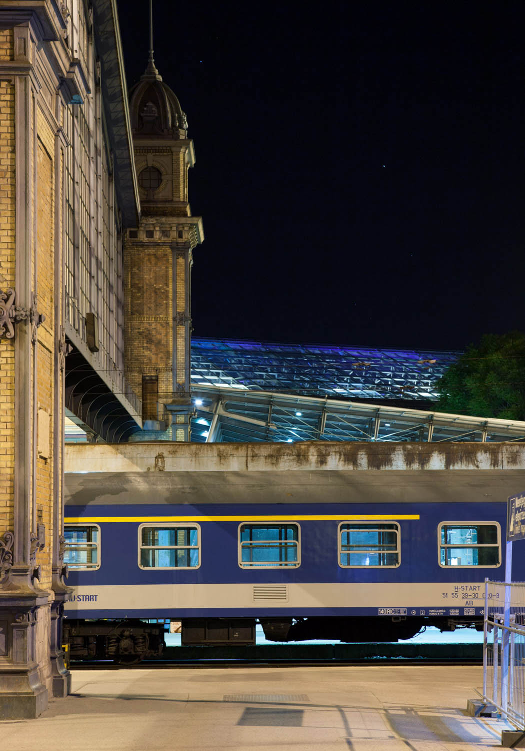 budapest nyugati pu westbahnhof wagon blau gelb nacht sterne ruhe ungarn bahnhof reisen zugfahren Jörn Strojny