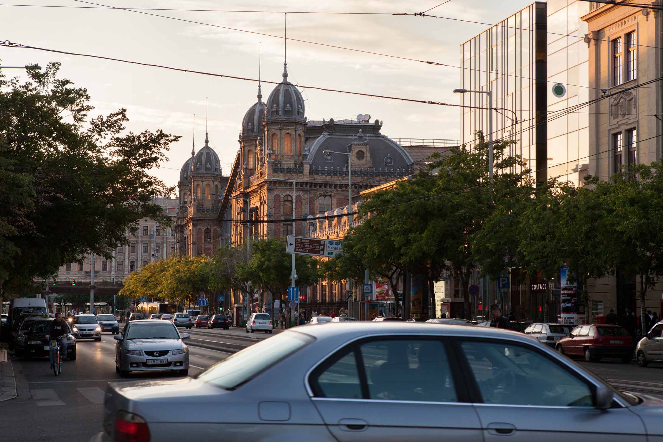 budapest nyugati pu westbahnhof straße bäume ungarn bahnhof reisen auto außenansicht sonnenuntergangzugfahren Jörn Strojny