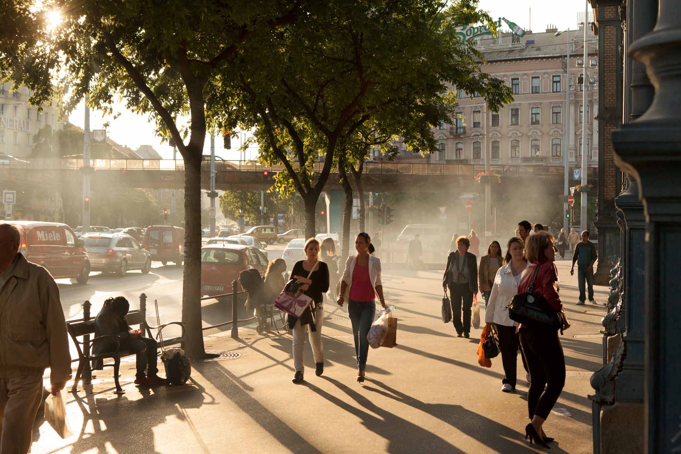 budapest nyugati pu zwei frauen einkaufen dampf gegenlicht sonnenschein abendsonne westbahnhof ungarn bahnhof reisen zugfahren Jörn Strojny