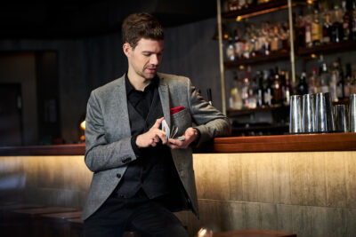 dominik fontes zauberkuenstler zauberer koeln event bar karten mischen joern strojny