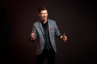 dominik fontes zauberer portrait lachend studio joern strojny