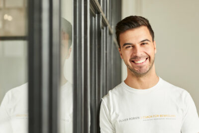 oliver robien portrait lachend fitness coach tshirt bewegung joern strojny