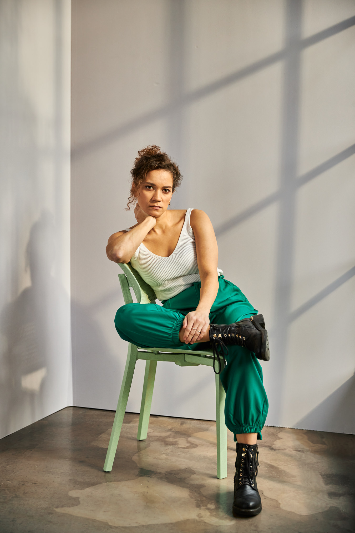 simone mueller pradella-schauspielerin schauspielerportrait locken sonnenlicht ruhiger ernster blick betonboden joernstrojny joern strojny koeln