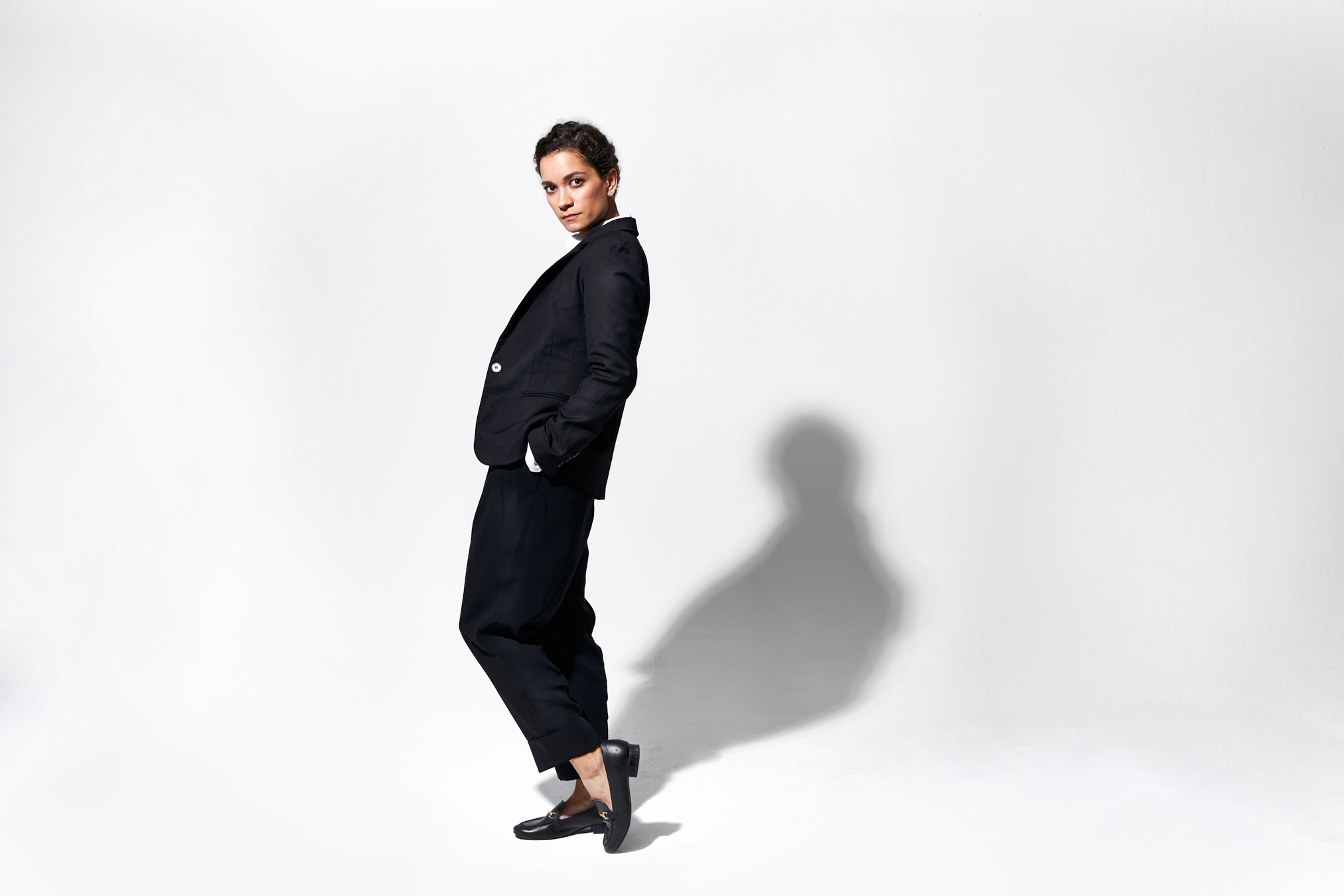 simone mueller pradella schauspielerin schauspielerportrait auto maskulin anzug Studiofotografie joernstrojny joern strojny koeln