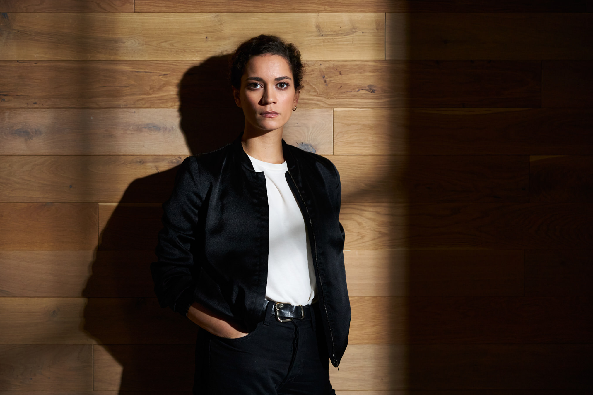 simone mueller pradella schauspielerin schauspielerportrait kommissarin Schatten fensterlicht spannung tatort joernstrojny joern strojny koeln