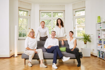 Freiberuflicher Business-Coach beim Arbeiten, hochwertiges Portrait – Jörn Strojny
