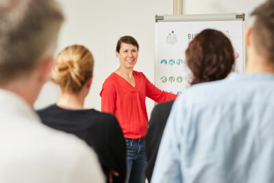 Coaching-Szene in entspannter Atmosphäre, authentisches Branding-Foto – Jörn Strojny