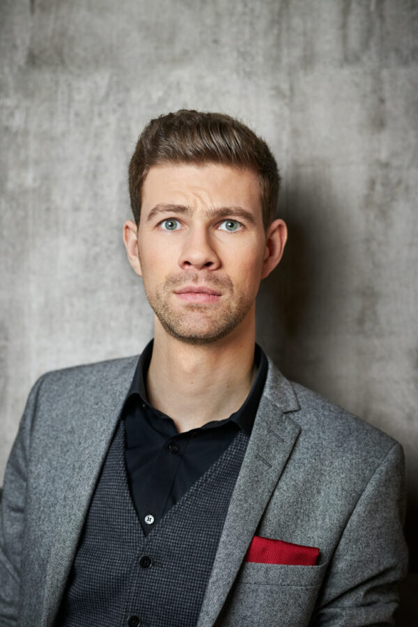 Authentisches Portrait einer Kuenstlers für eine Agentur-Website