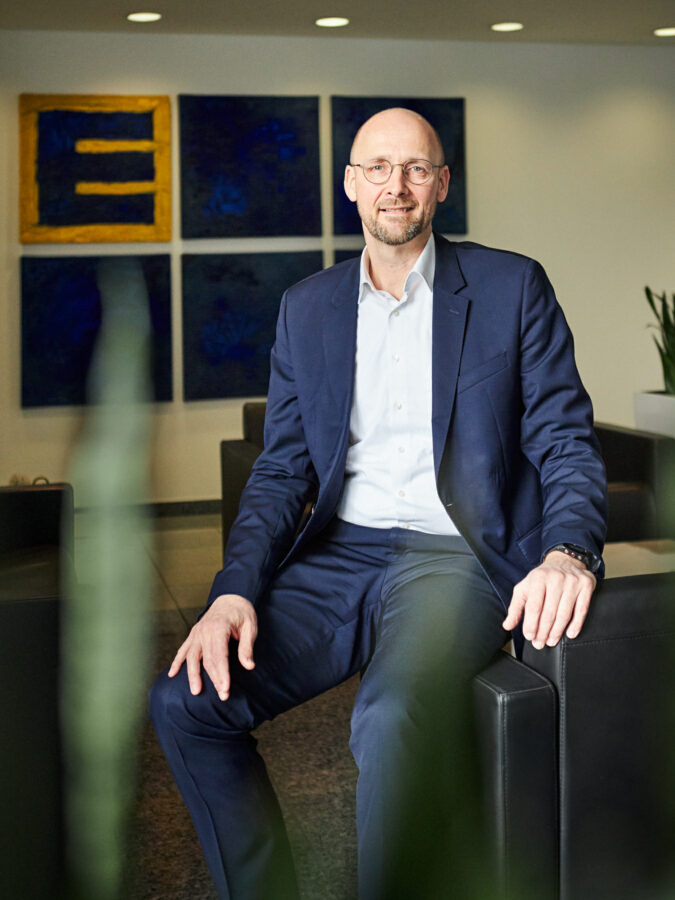 Businessportrait eines CEO in einem modernen Bürogebäude in Köln