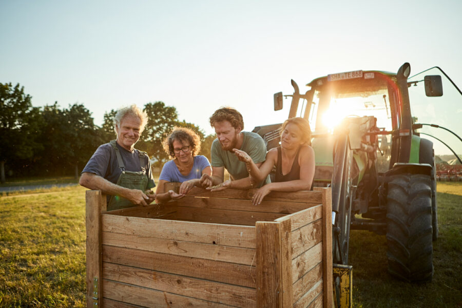 Individuelles Gruppenbild von Landwirten bei der Arbeit auf dem Feld