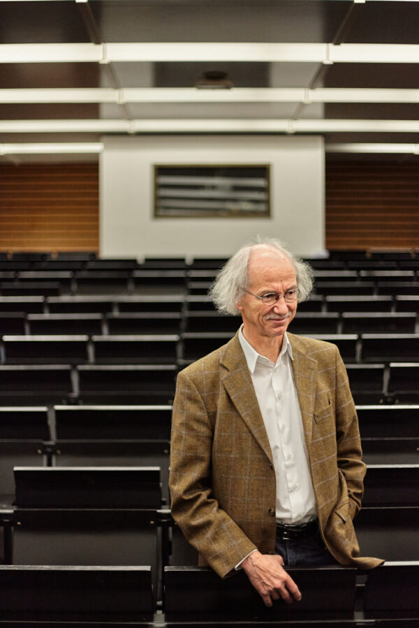 Professionelles Portrait des Professors Enno Kaufhold im Audimax der HSBI Bielefeld