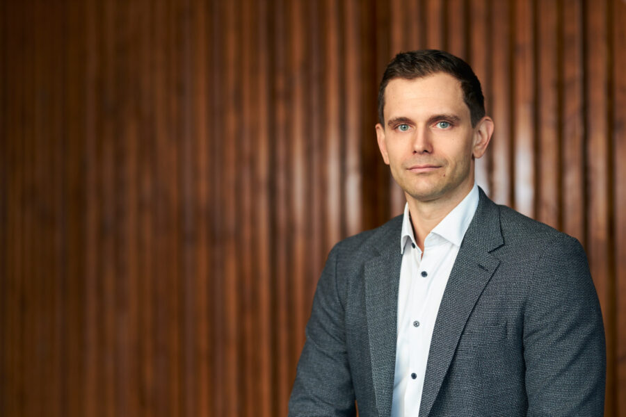 Businessfotografie in Köln: Porträt eines Unternehmers vor einem modernen Hintergrund.