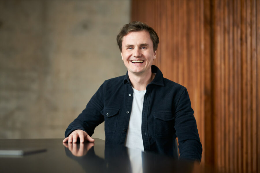 Authentisches Portrait eines Start-up-Gründers für die Website eines Unternehmens